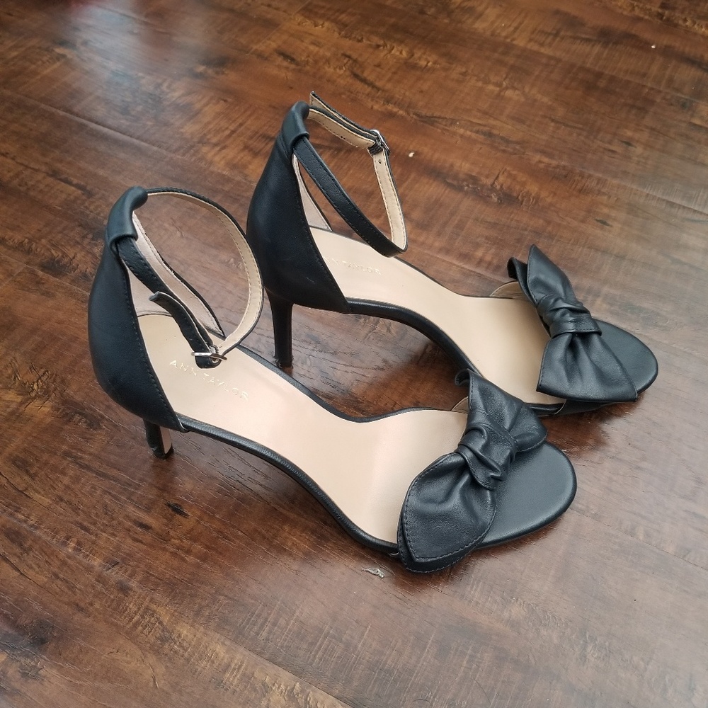 Ann Taylor Kinsley Leather Bow Heels 9